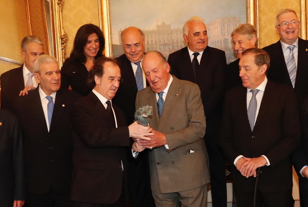 Su Majestad el Rey Don Juan Carlos recibe el Trofeo de la Asociación Española de la Prensa Deportiva